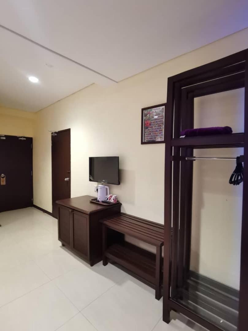 Oyo 90883 Pavilion Inn Hotel Lumut Exterior foto