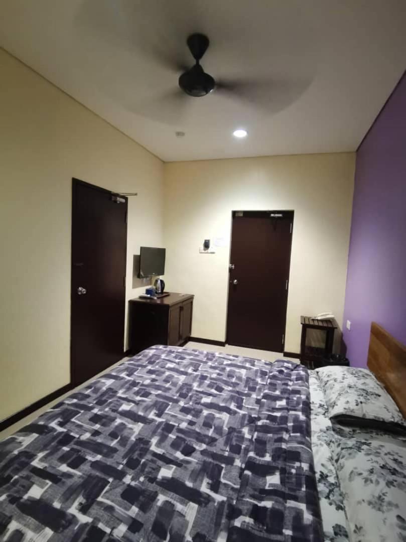 Oyo 90883 Pavilion Inn Hotel Lumut Exterior foto