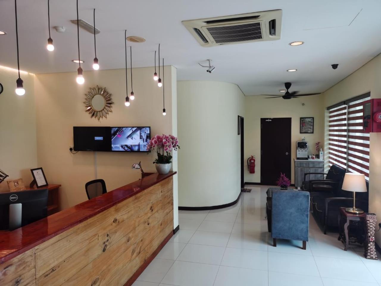 Oyo 90883 Pavilion Inn Hotel Lumut Exterior foto