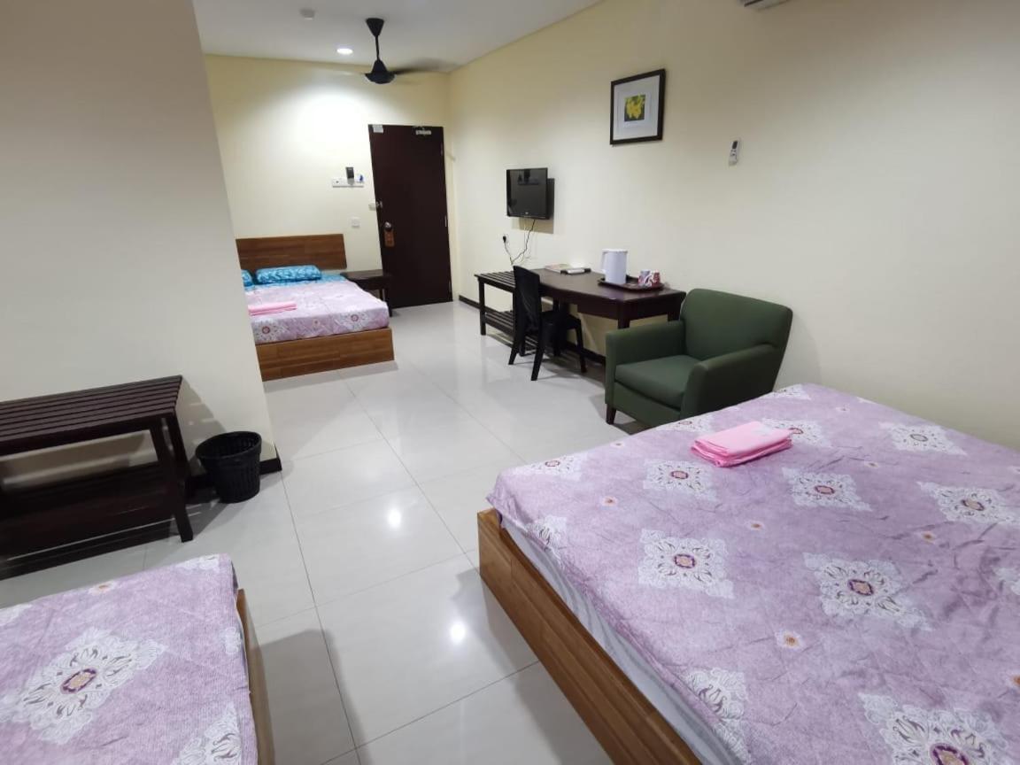 Oyo 90883 Pavilion Inn Hotel Lumut Exterior foto